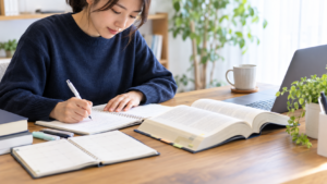 机で法律の資料を読みながら学習する人